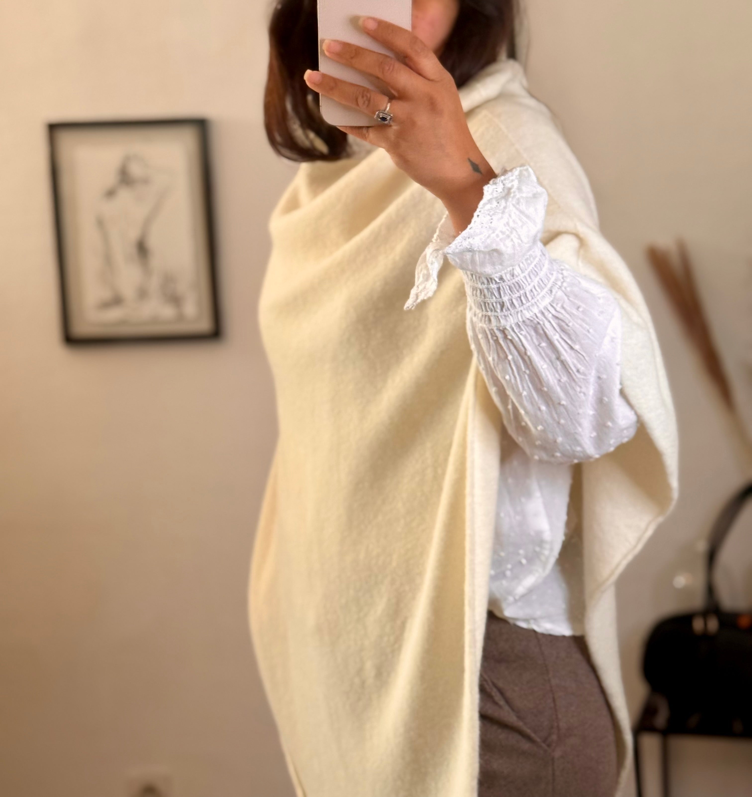 Cape en maille fine.