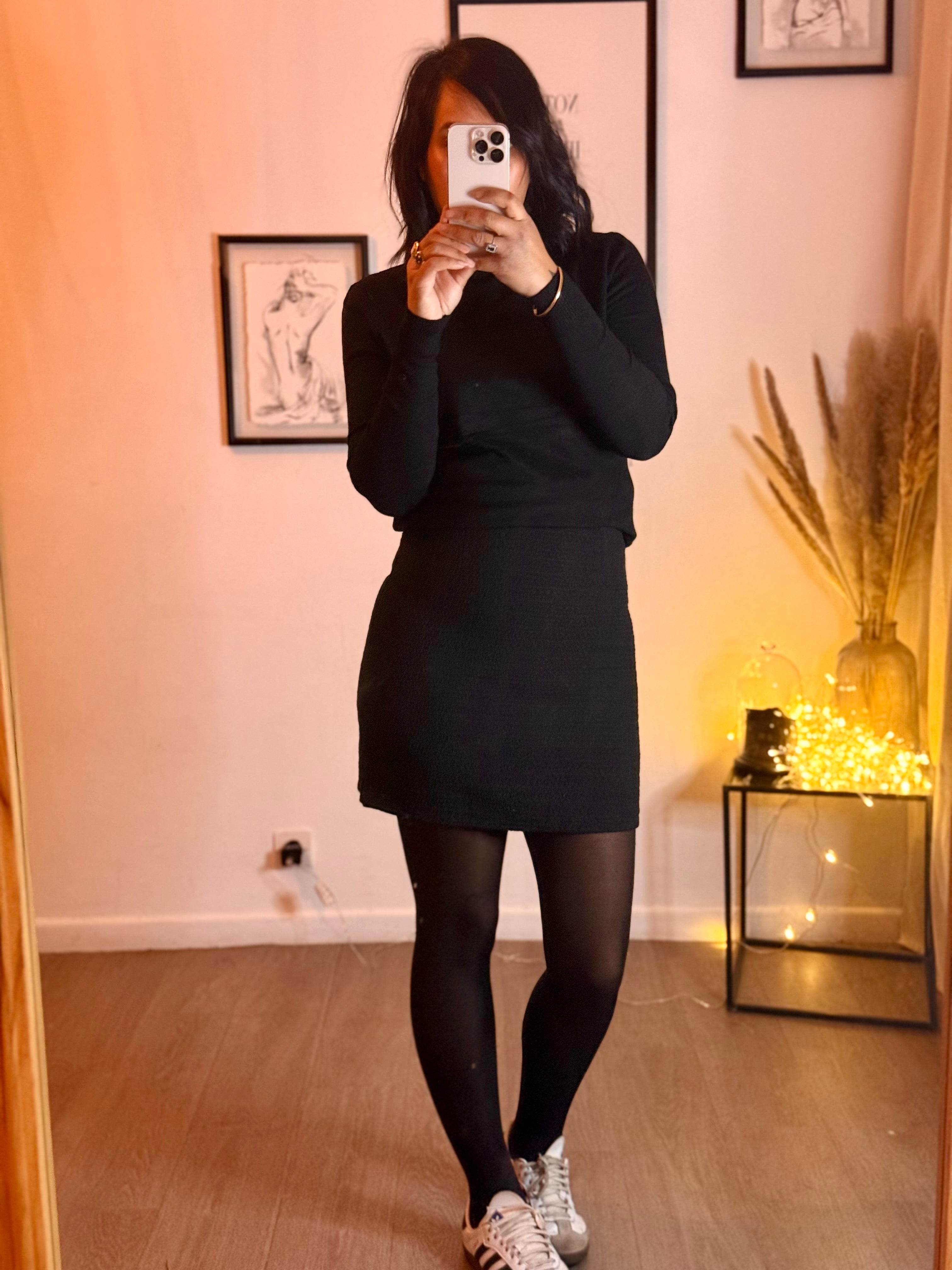 Jupe Courte Noire Effet Relief – Chic et Assortie