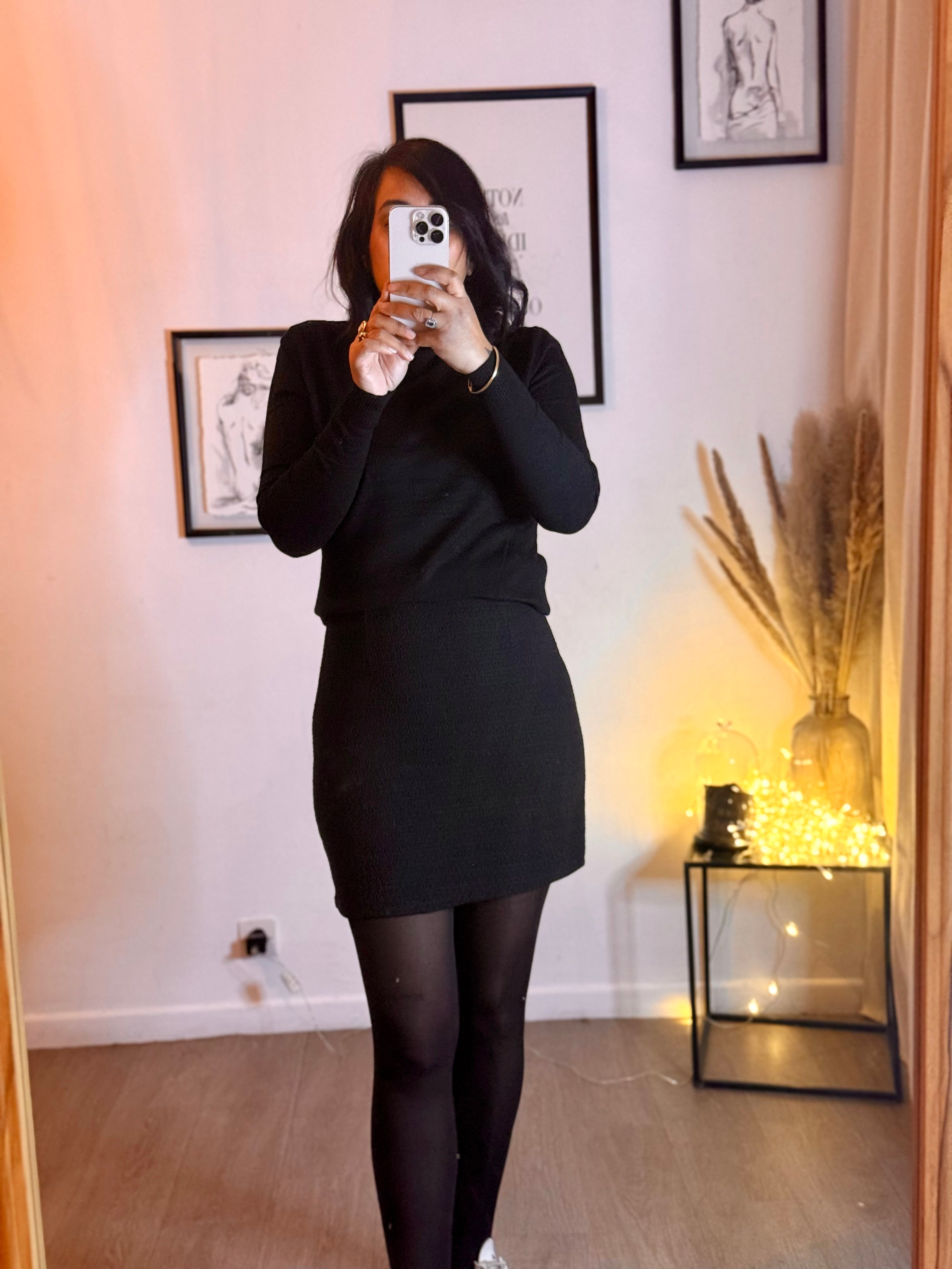 Jupe Courte Noire Effet Relief – Chic et Assortie