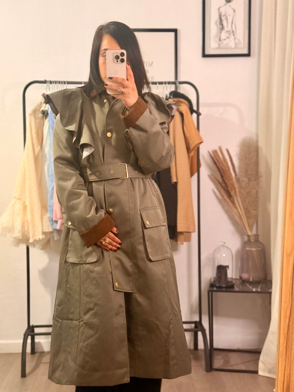 Trench long ceinturé à volants – Élégance intemporelle