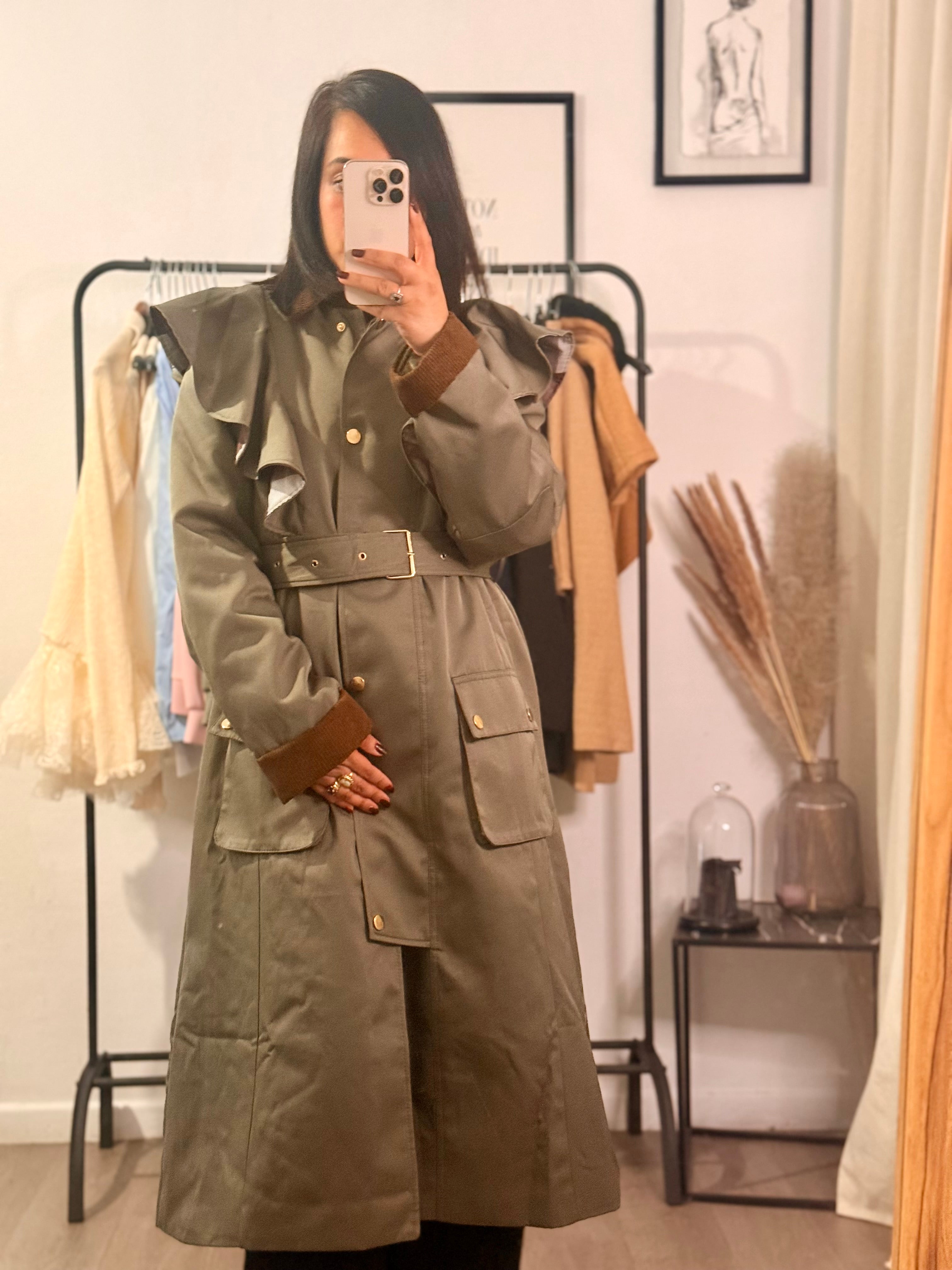 Trench long ceinturé à volants – Élégance intemporelle