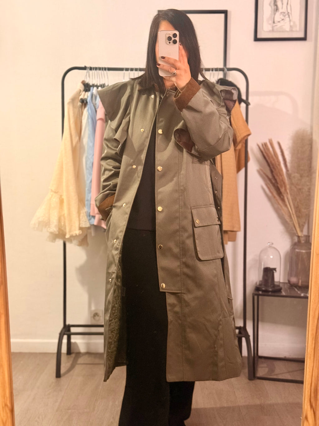 Trench long ceinturé à volants – Élégance intemporelle