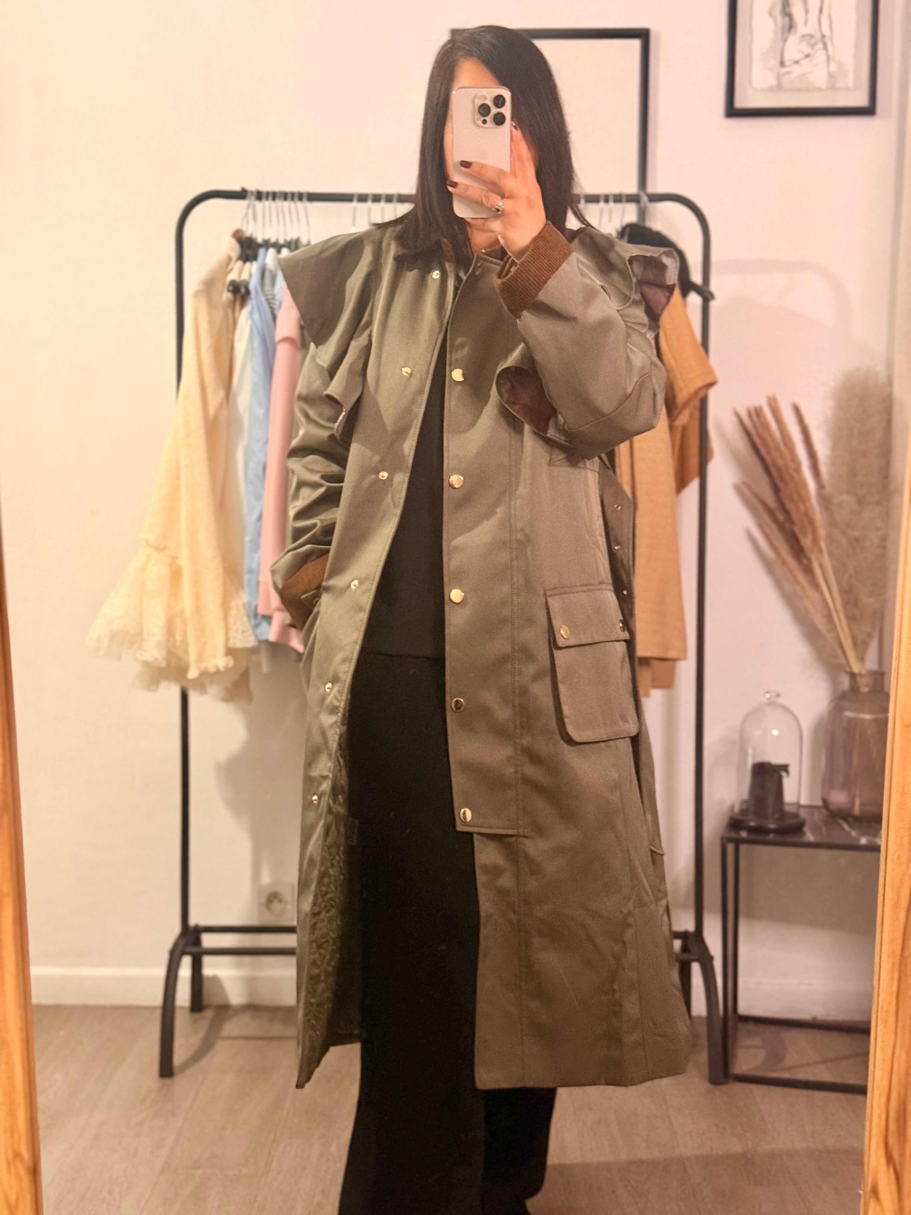 Trench long ceinturé à volants – Élégance intemporelle