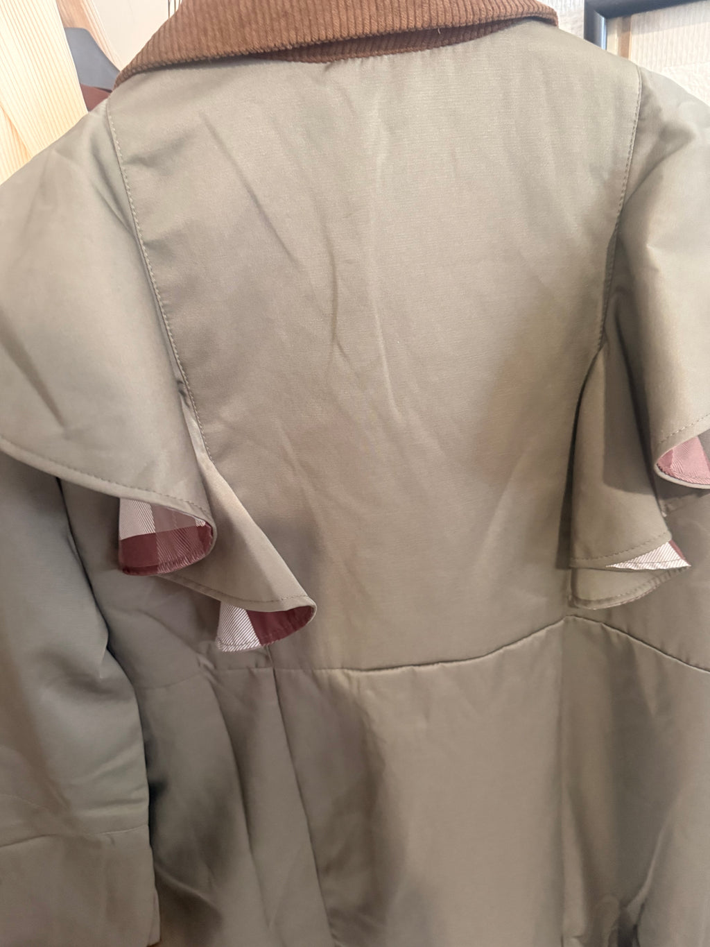 Trench long ceinturé à volants – Élégance intemporelle