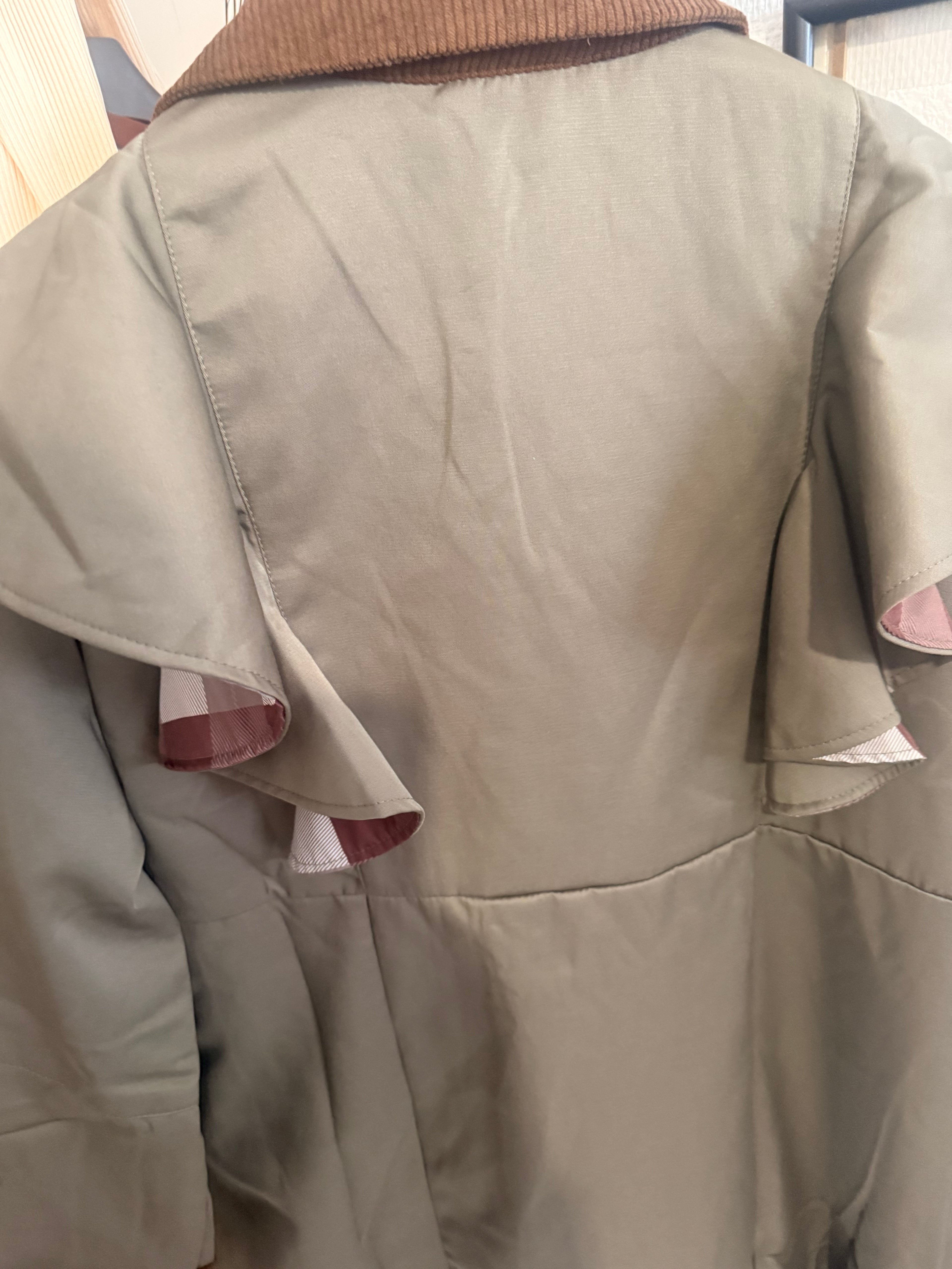 Trench long ceinturé à volants – Élégance intemporelle