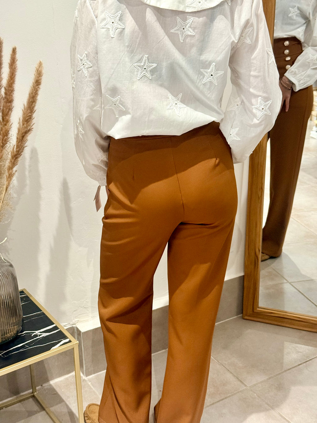 Pantalon Taille Haute Camel à Boutons – Chic & Structuré