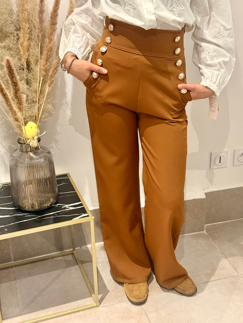 Pantalon Taille Haute Camel à Boutons – Chic & Structuré