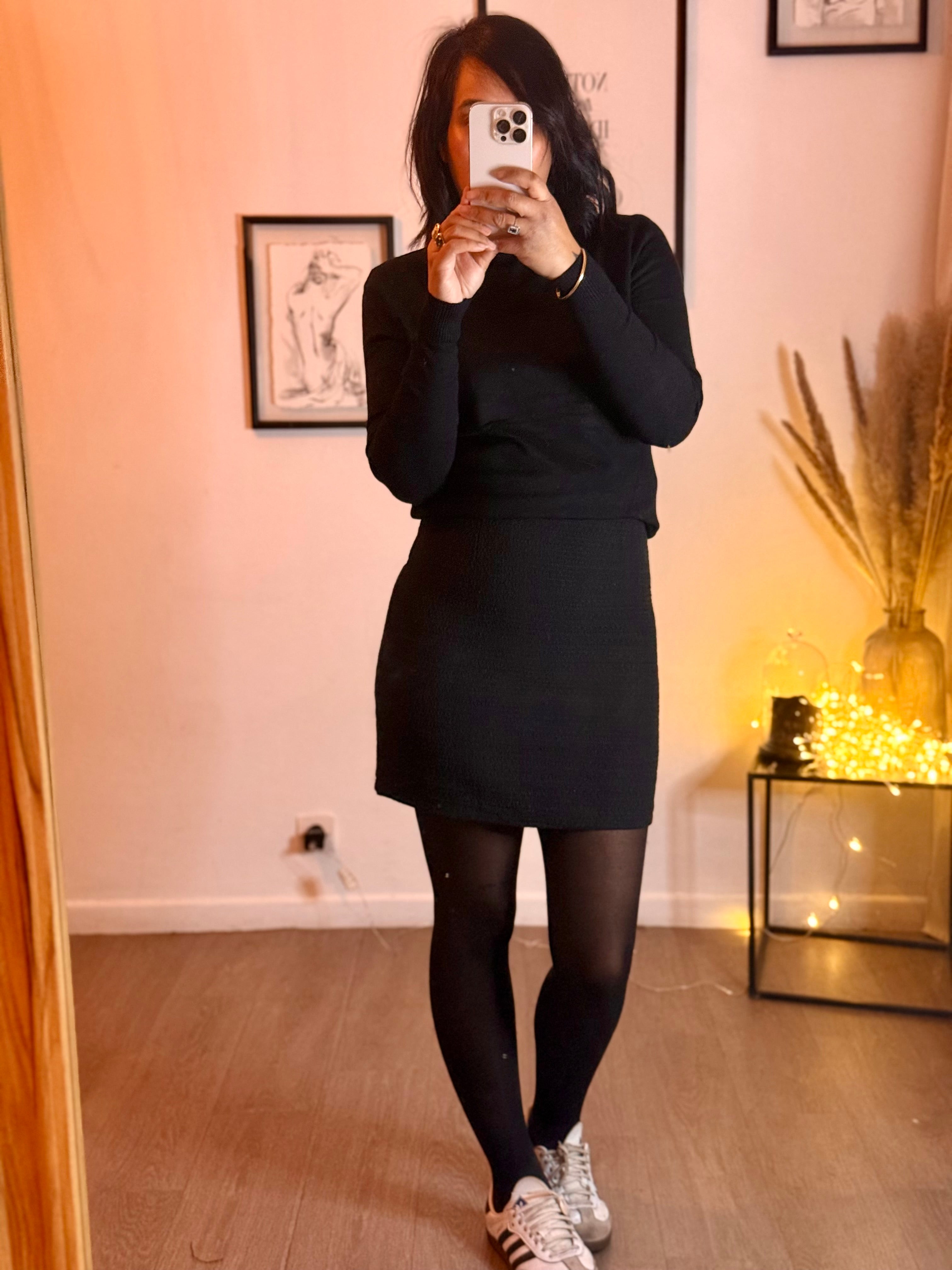 Jupe Courte Noire Effet Relief – Chic et Assortie