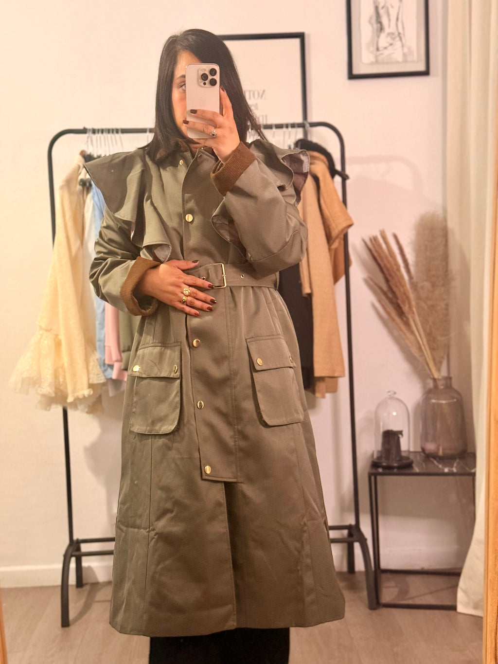 Trench long ceinturé à volants – Élégance intemporelle
