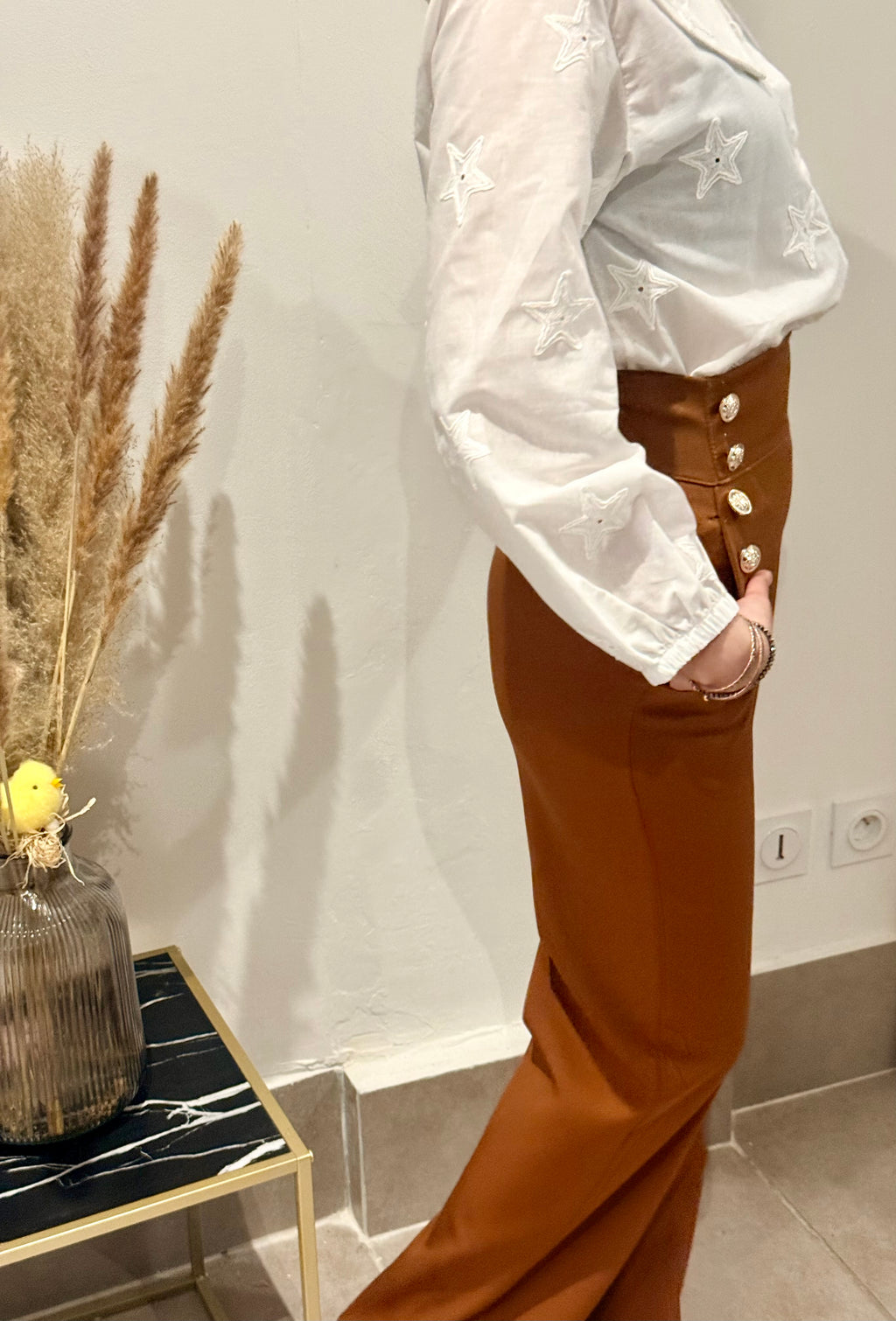 Pantalon Taille Haute Camel à Boutons – Chic & Structuré