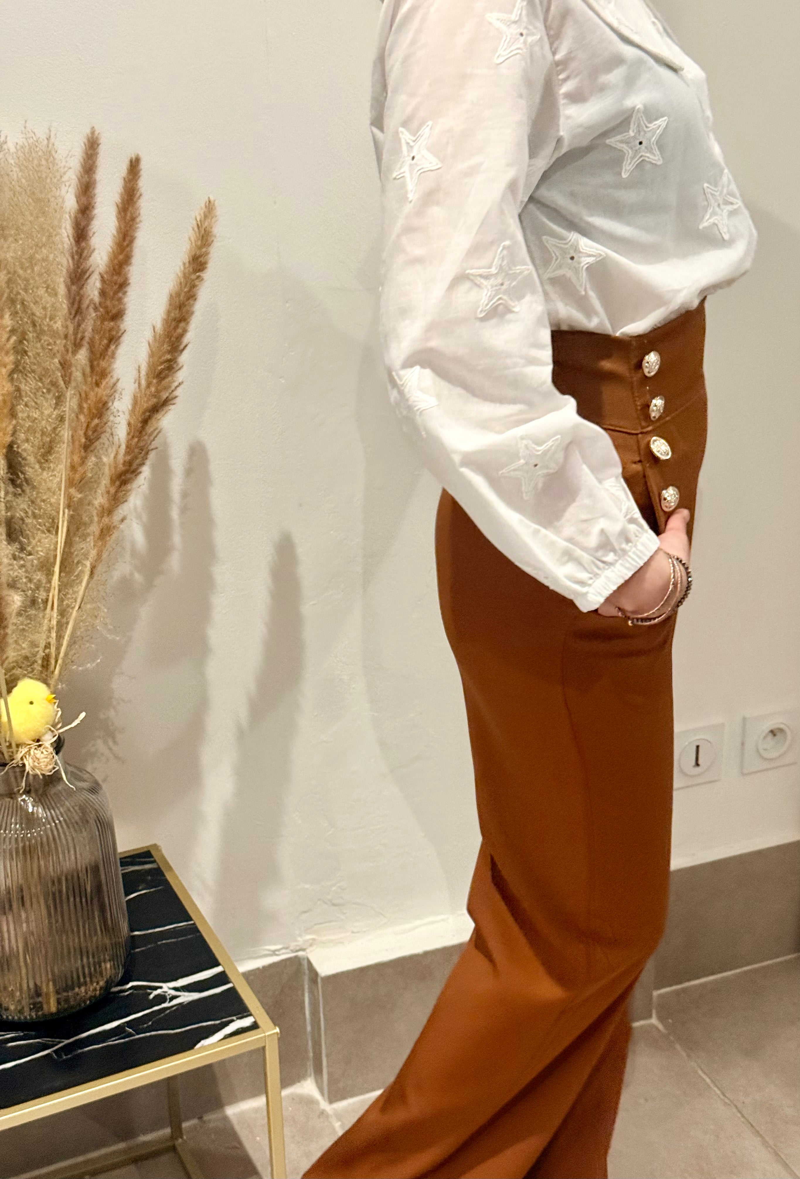 Pantalon Taille Haute Camel à Boutons – Chic & Structuré