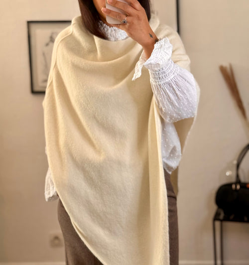 Cape en maille fine.