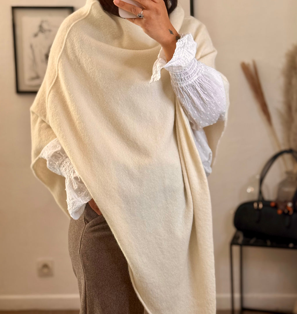 Cape en maille fine.