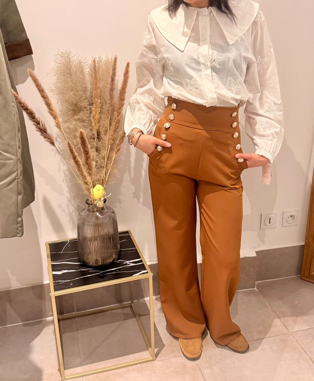 Pantalon Taille Haute Camel à Boutons – Chic & Structuré