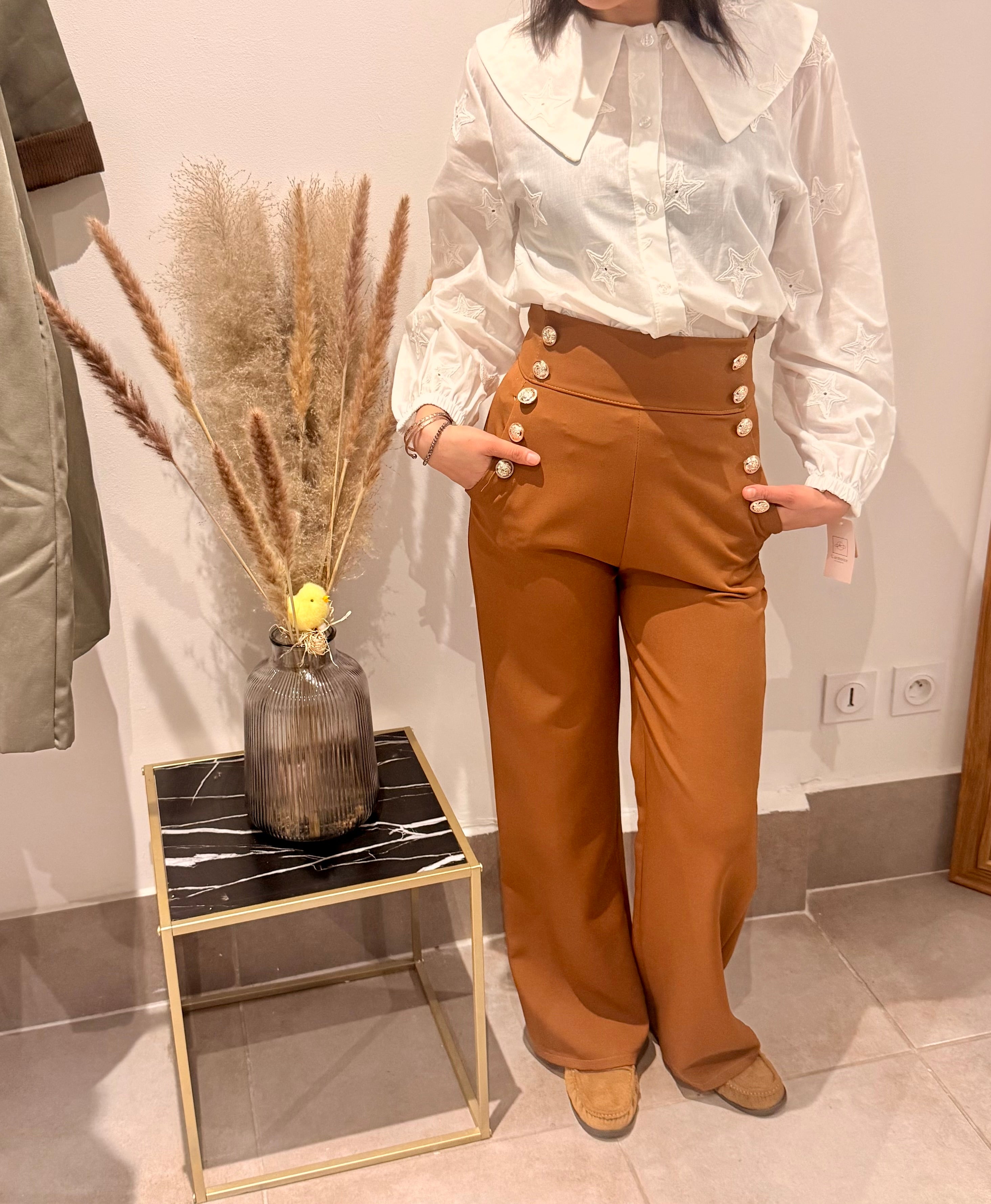 Pantalon Taille Haute Camel à Boutons – Chic & Structuré
