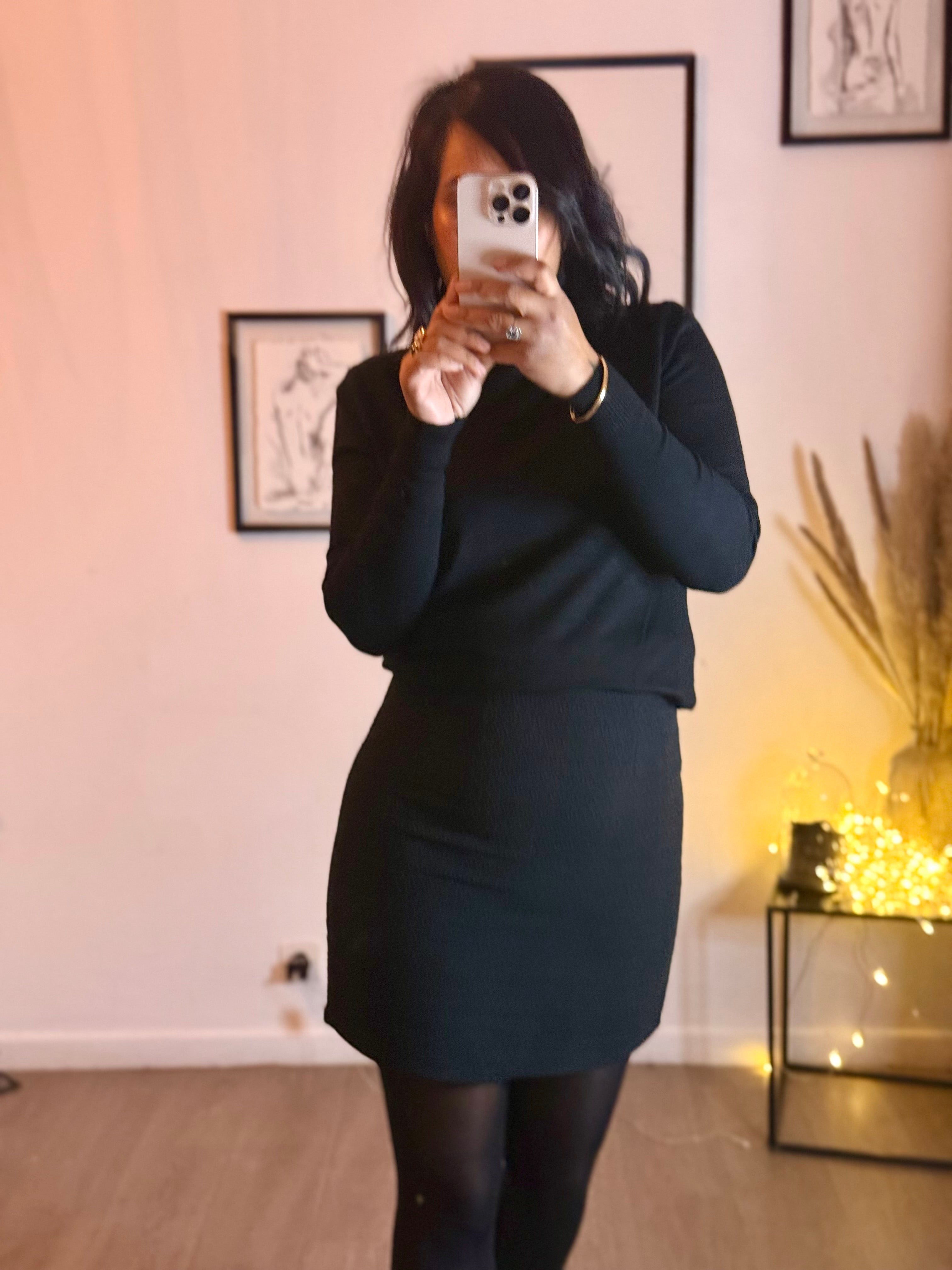 Jupe Courte Noire Effet Relief – Chic et Assortie