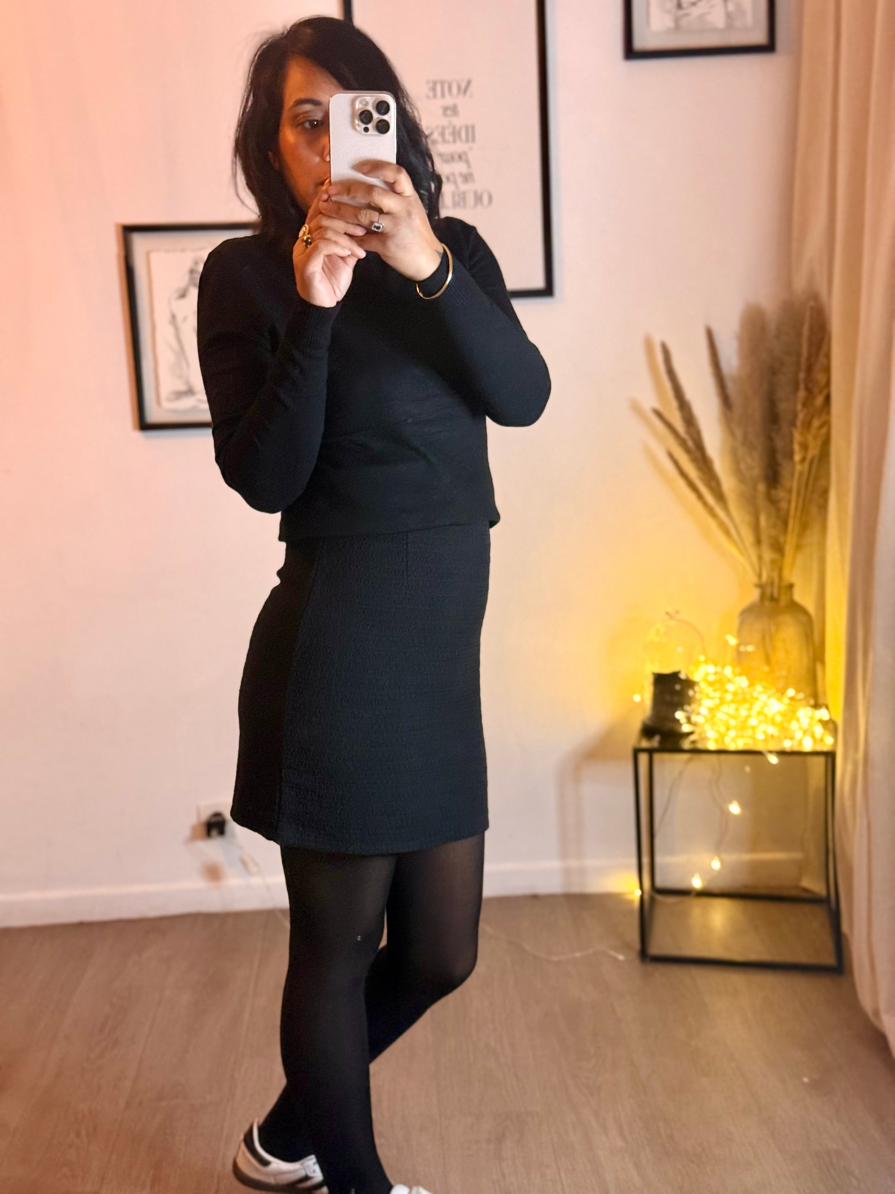 Jupe Courte Noire Effet Relief – Chic et Assortie