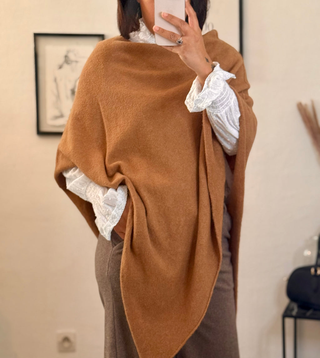 Cape en maille fine.